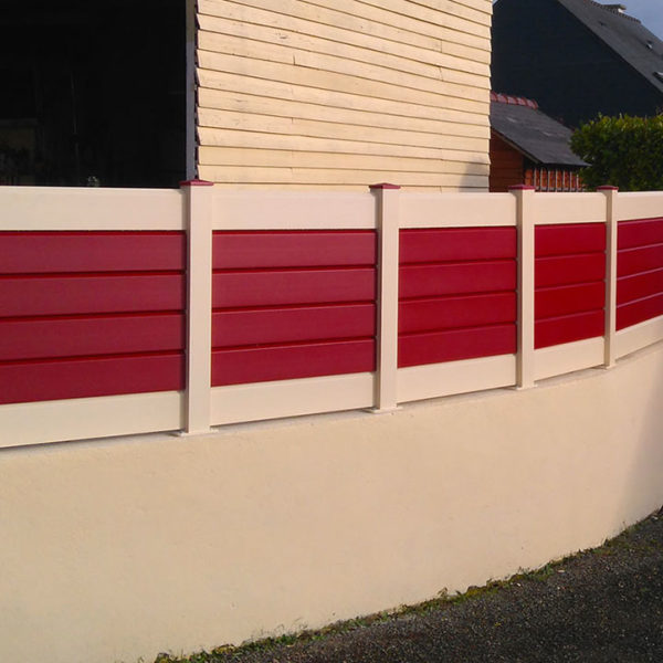clôtures blanches et rouges