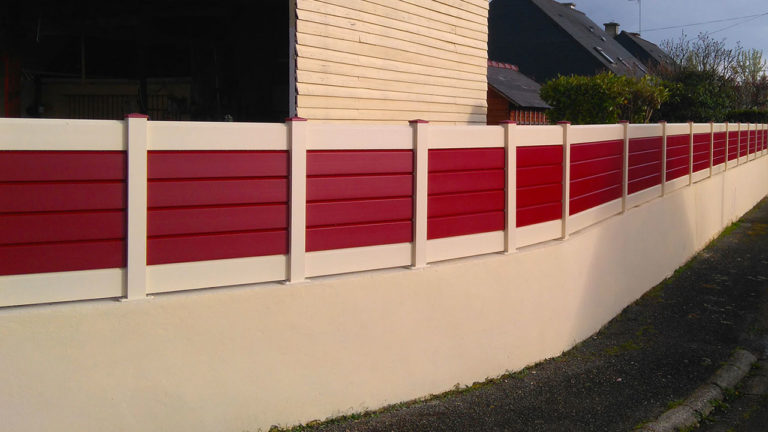clôtures blanches et rouges