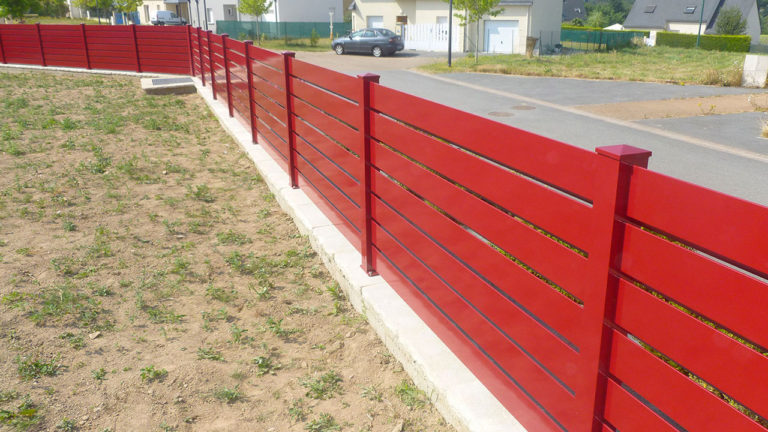 clôtures rouges