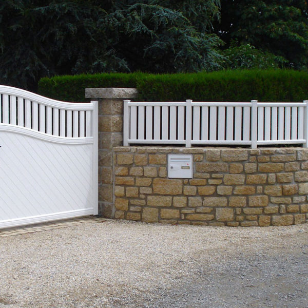 clôtures et portail blancs