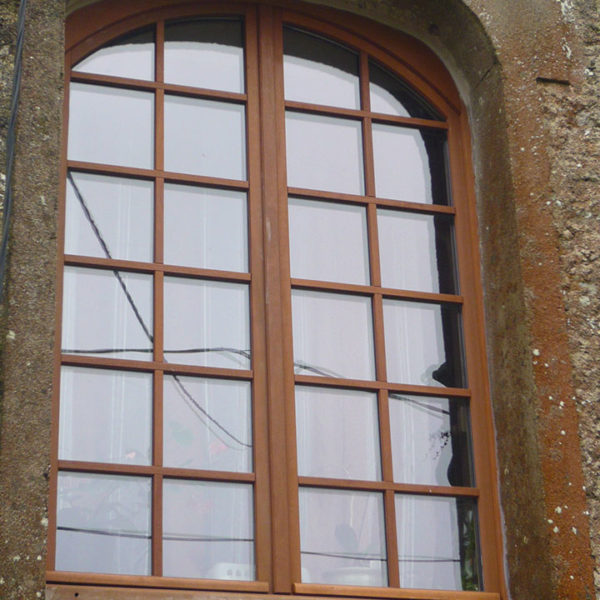 grande fenêtre en bois