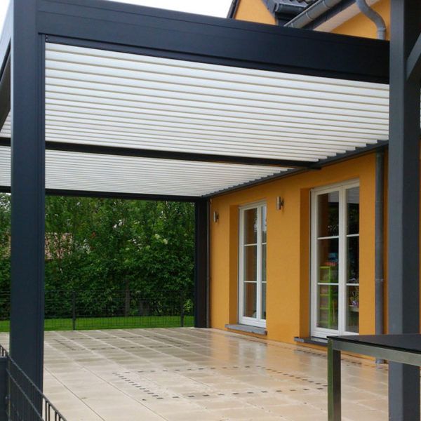 pergola bioclimatique terrasse clôturée