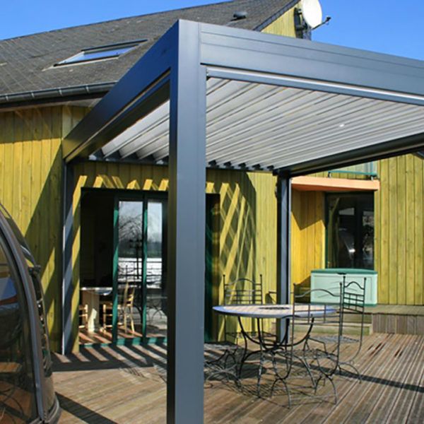 pergola bioclimatique maison en bois jaune