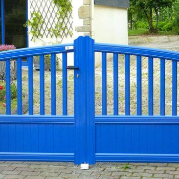 portail aluminium contemporain haut ajouré bleu vif