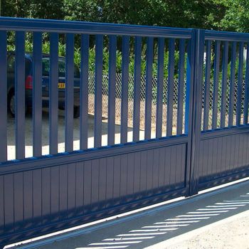 portail aluminium contemporain ajouré bleu marine