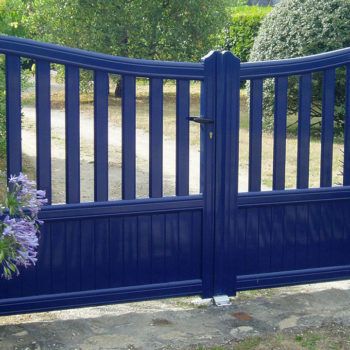 portail aluminium contemporain ajouré bleu