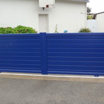 portail aluminium contemporain bas bleu vif