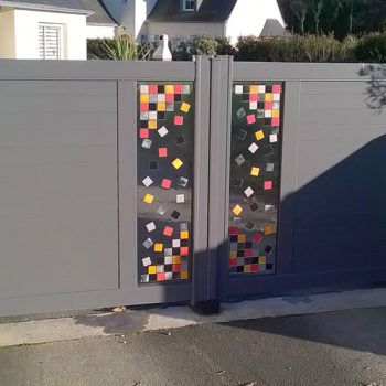 portail aluminium contemporain gris à motifs