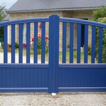 portail aluminium contemporain haut ajouré bleu marine