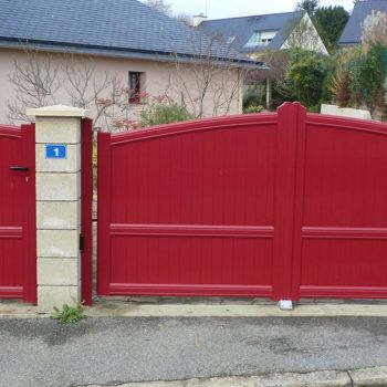 portail aluminium contemporain et portillon rouge