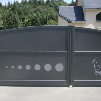 portail aluminium contemporain gris avec dessin