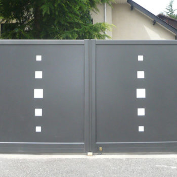 portail aluminium contemporain avec motifs carrés