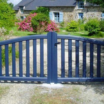 portail aluminium contemporain ajouré bleu marine