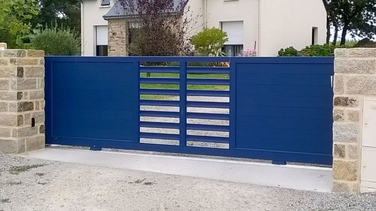 portail aluminium contemporain bleu marine