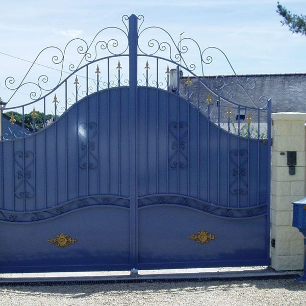 portail aluminium traditionnel bleu vif