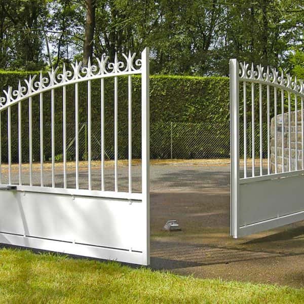 portail aluminium traditionnel blanc