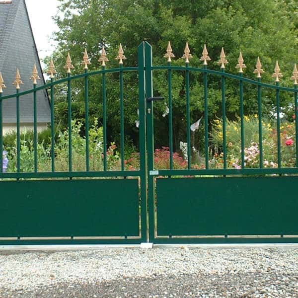 portail aluminium traditionnel ajouré vert sapin