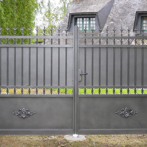 portail aluminium traditionnel gris métallique