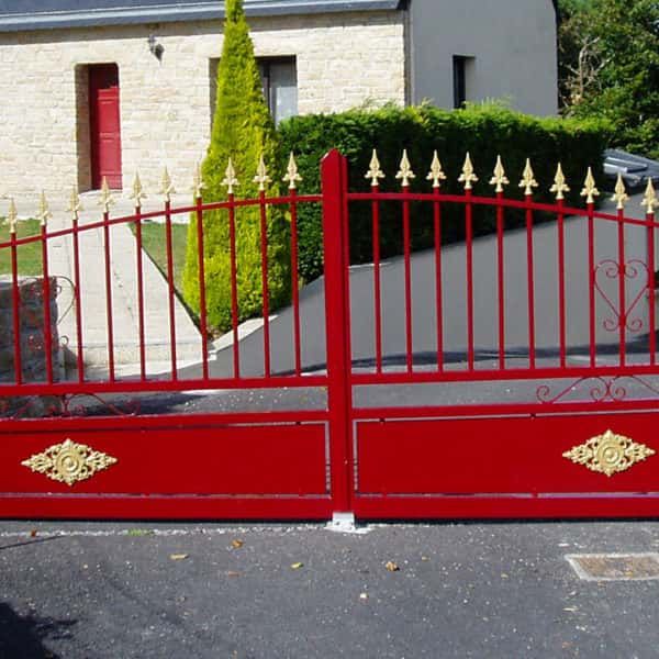 portail aluminium traditionnel ajouré rouge