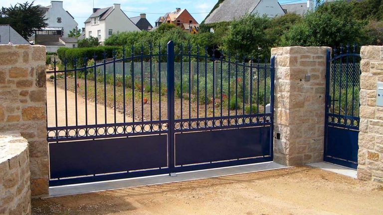 portail et portillon aluminium traditionnels bleu marine