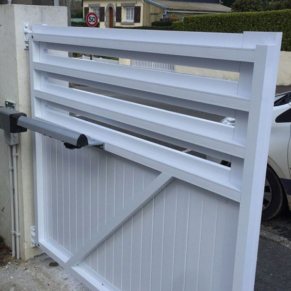 portail pvc semi ouvert blanc