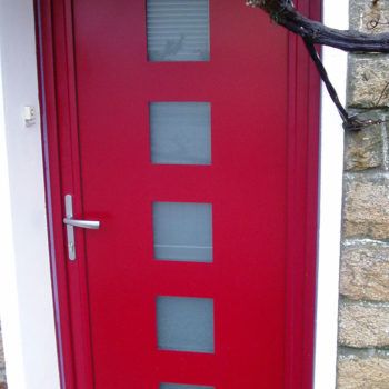 porte d'entrée aluminium rouge avec vitres