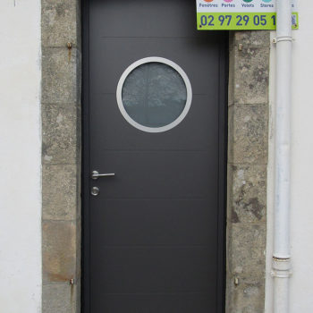 porte d'entrée aluminium grise avec hublot