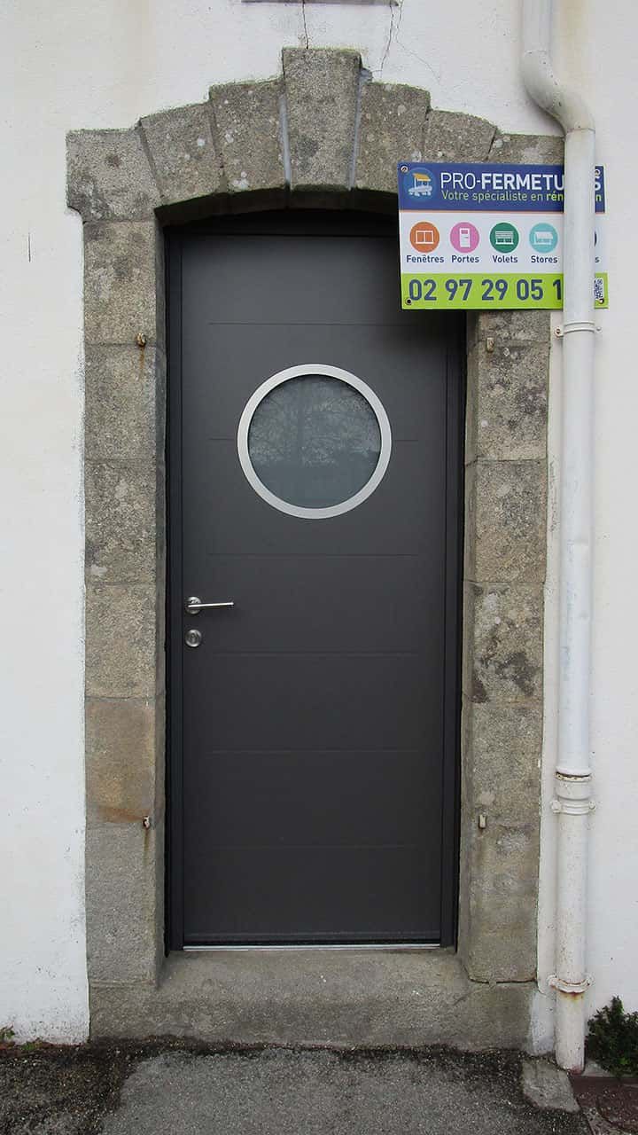 porte d'entrée aluminium grise avec hublot