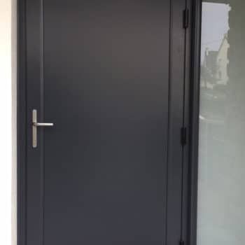 porte d'entrée aluminium noire avec vitre sur le côté