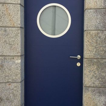 porte d'entrée aluminium bleue marine avec hublot