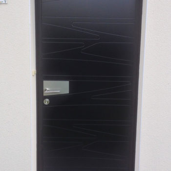 porte d'entrée aluminium noire avec détails