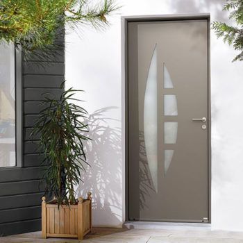 porte d'entrée aluminium marron avec petites vitres