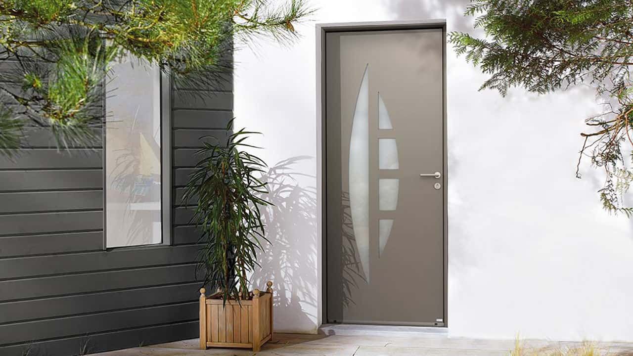 porte d'entrée aluminium marron avec petites vitres