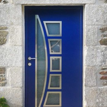 porte d'entrée aluminium bleue avec vitres