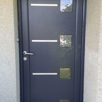 porte d'entrée aluminium bleue foncée avec détails et vitres