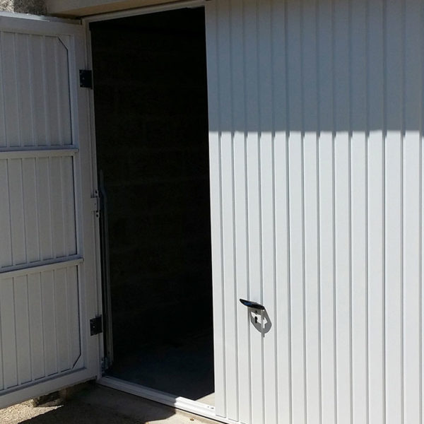 porte de garage basculante avec portillon ouvert