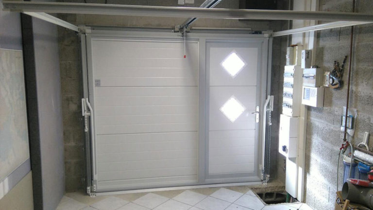 porte de garage basculante avec vitres sur le portillon (intérieur)