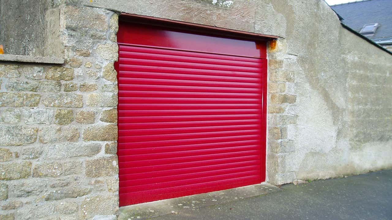 porte de garage enroulable rouge vif