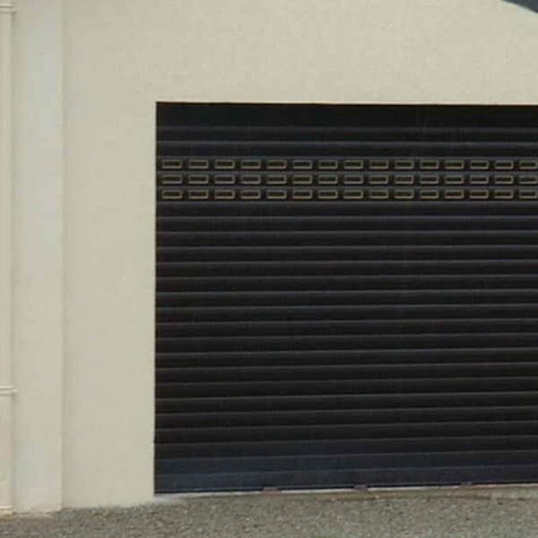 porte de garage enroulable noire