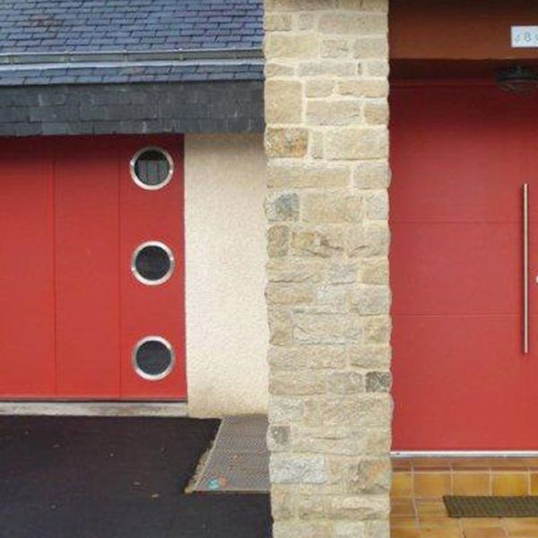 porte de garage latérale rouge avec 3 hublots