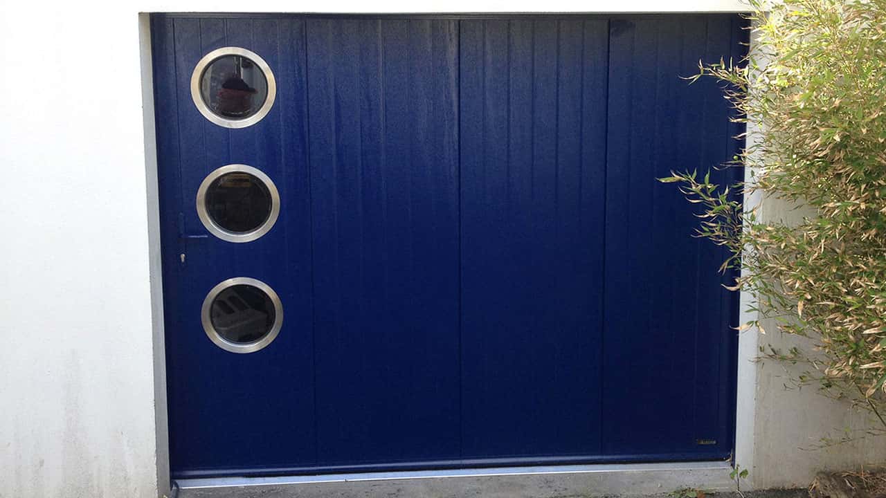 porte de garage latérale bleue avec 3 hublots