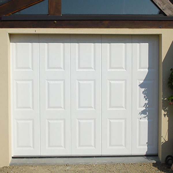 porte de garage latérale blanche effet bois
