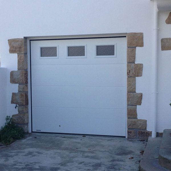 porte de garage sectionnelle blanche avec vitres