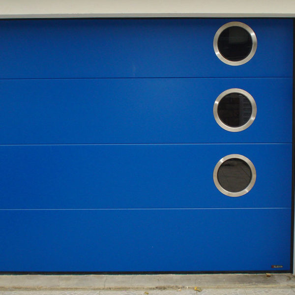 porte de garage sectionnelle bleue vif avec hublots