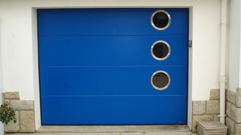 porte de garage sectionnelle bleue vif avec hublots