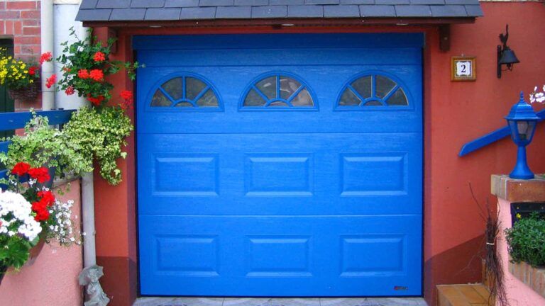 porte de garage sectionnelle bleu vif avec vitres