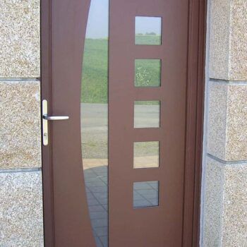 porte mixte marron avec vitres