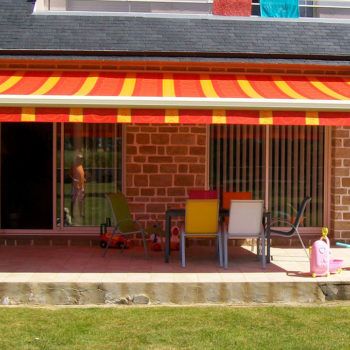 store banne rayé rouge et jaune