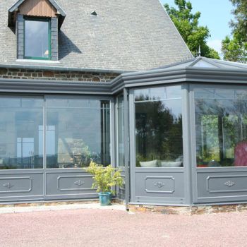 véranda de différente taille grise