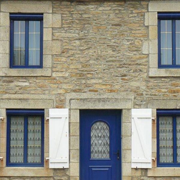 rénovation volets sur les fenêtres d'une maison